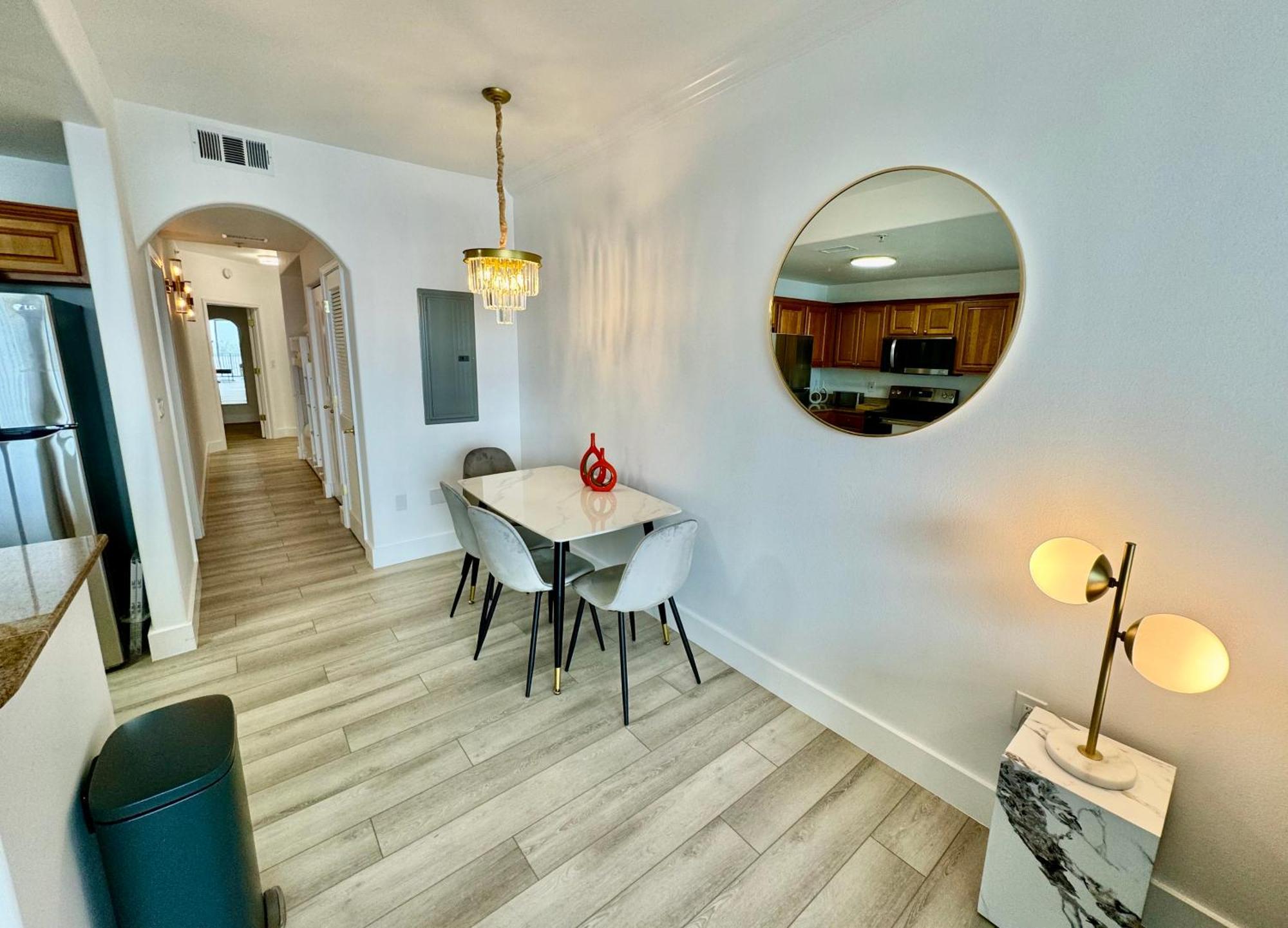 Balcony King - & Pool View Apartment Orlando